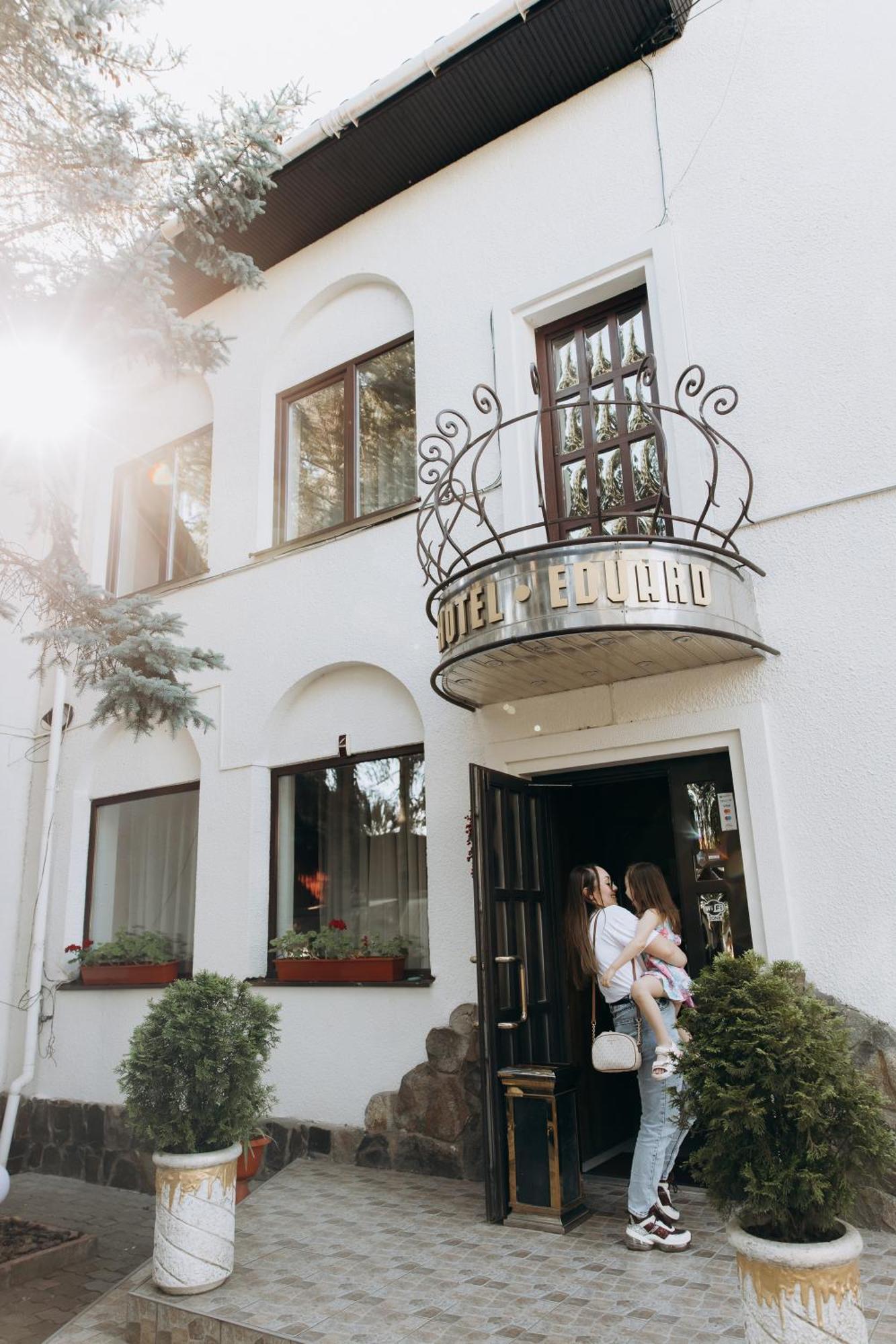 Eduard Hotel Úzhgorod Exterior foto